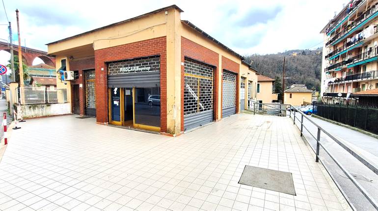PONTEDECIMO, STORE WITH VISIBILITY AND PARKING
