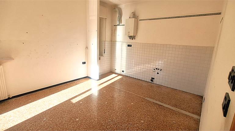 VIA CAMPOMORONE; APARTAMENTO DE 5,5 HABITACIONES CON JARDÍN Y BODEGA