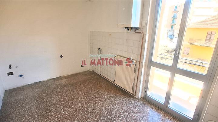 PONTEDECIMO, 5 AMPI VANI CON BALCONE E CANTINA